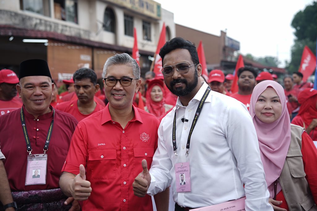 tzafrul_aziz's tweet image. Untuk penamaan calon, saya bersama #UMNO Bahagian #KotaRaja &amp;amp; ahli UMNO kawasan #KotaKemuning telah ke lokasi penamaan calon DUN Kota Kemuning bagi menyokong Calon #KerajaanPerpaduan dari #PH, Mr Preakas Sampunathan. Calon anak muda ini mempunyai potensi besar dalam politik. #TZA