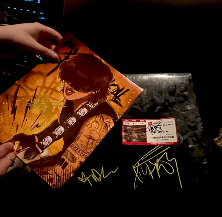 asimpleblaise's tweet photo. MET TUCKER AND FRANK AT DUNES LAST NIGHT!!! I got to give Frank Iero some of my art and he really liked it and I’m never gonna be the same again😭😭😭😭 https://t.co/szoheG7CYr