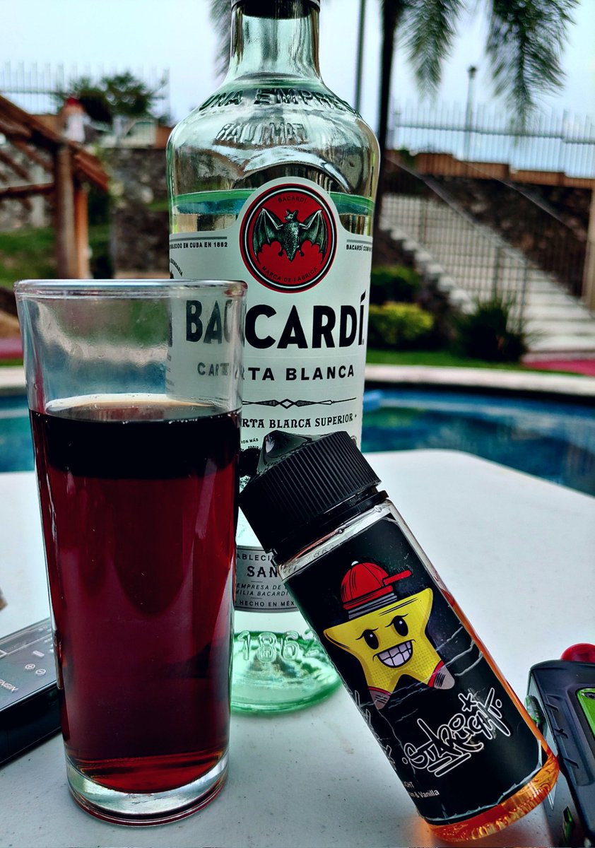 INHALAR's tweet photo. #aypapaliquids
#starlight
#bacardi https://t.co/XeSIxnivSf