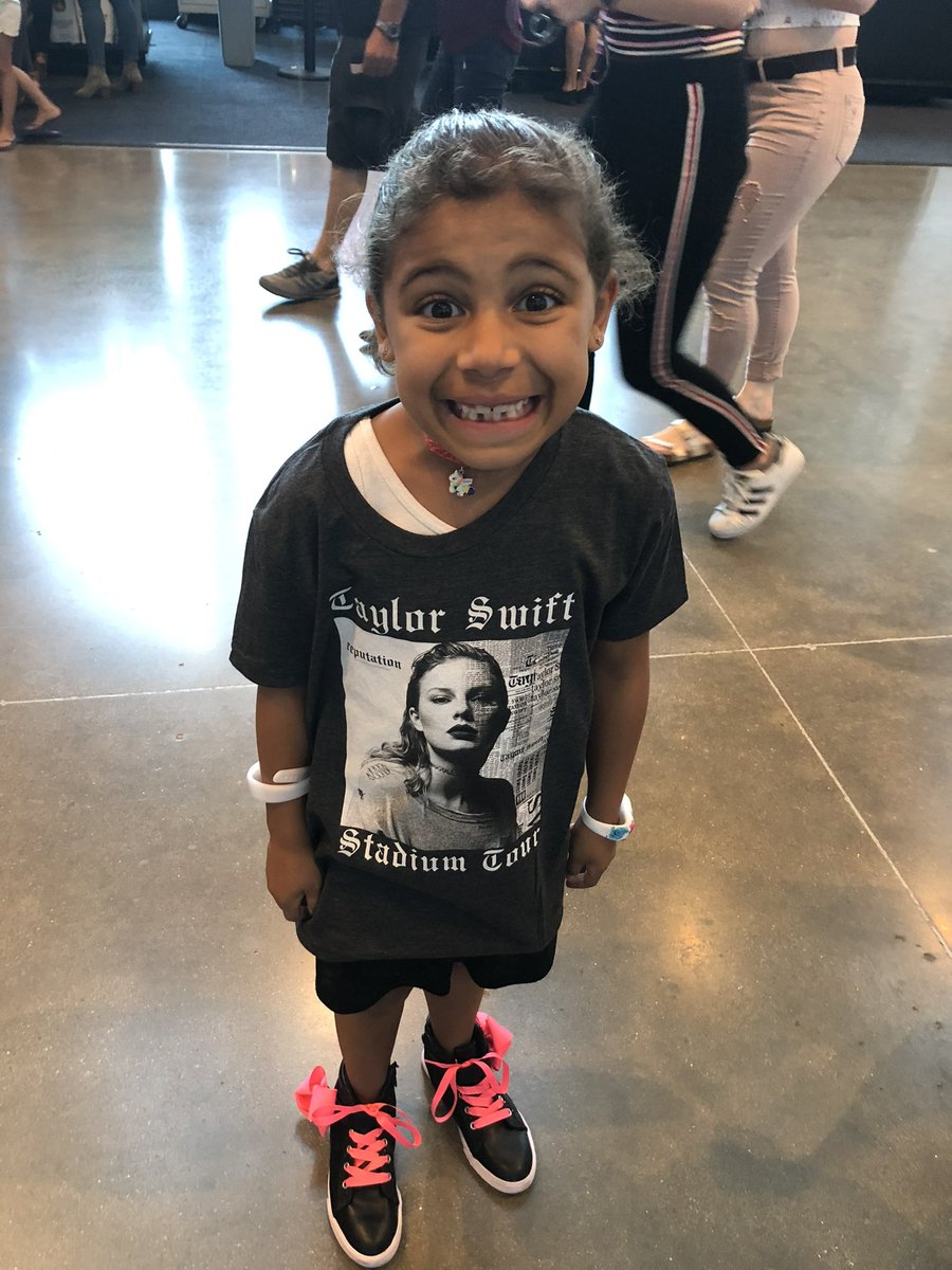 afterglows__'s tweet photo. Me at the rep tour😍 pls don’t hate me I was like 7😭💀 https://t.co/H5Dy7wJHvT