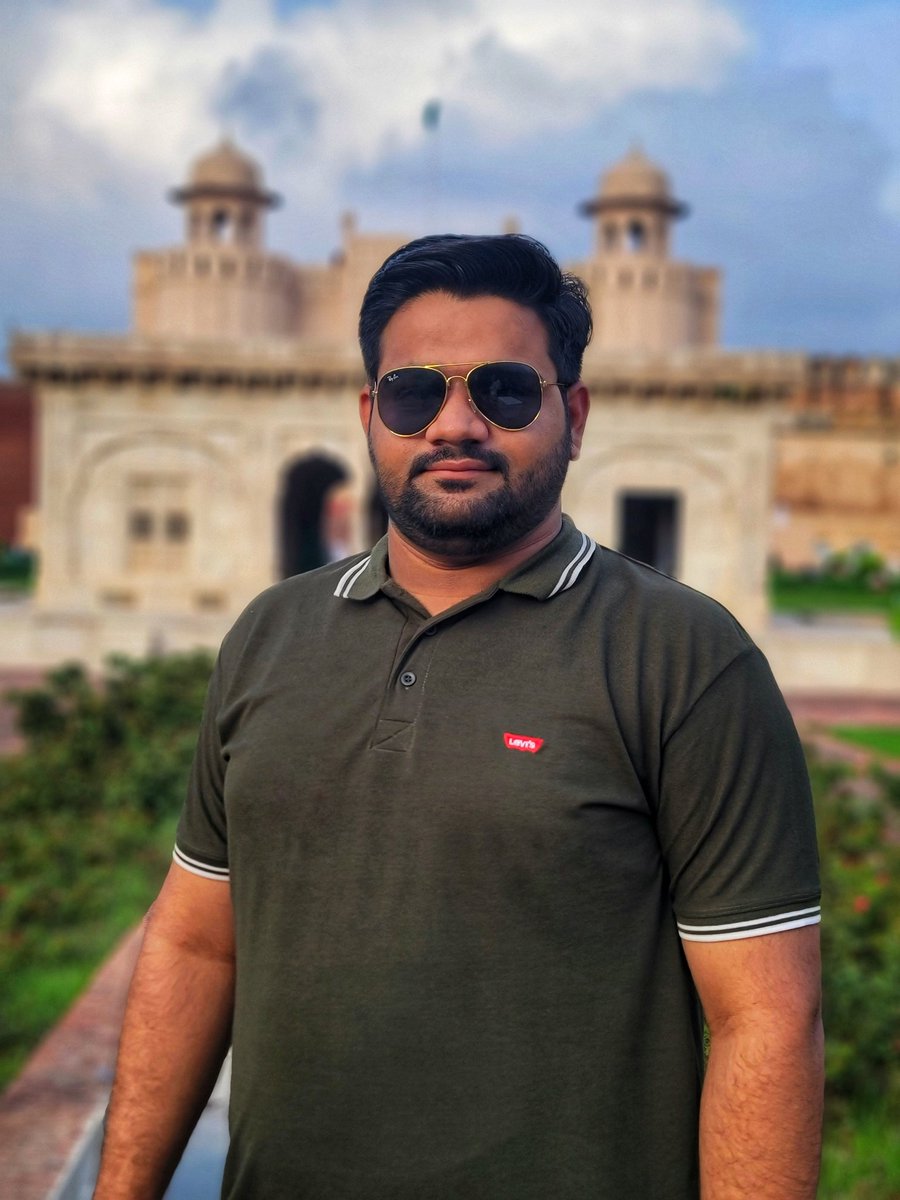 RealAtifMehmood's tweet photo. ضروری نہیں ہے کہ ہر وہ شخص جو محبت پر بات کرے
محبت کرنے والا بھی ہو ۔

قید خانوں میں بیٹھ کر جو قیدی کتابیں لکھتے ہیں
ان کے اکثر موضوعات آزادی ہوا کرتے ہیں ! https://t.co/RC7HLICBo5