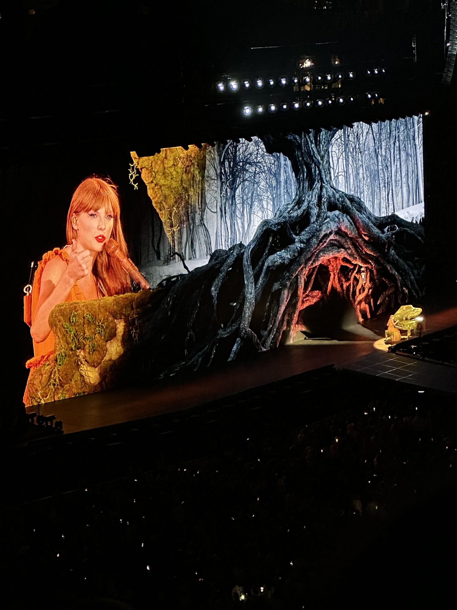 3 pic. Taylor Swift played my favorite song of ALL time as a surprise… I don’t think I’ll ever recover from last night 🥹🥹 #SantaClaraTSTheErasTour #RightWhereYouLeftMe https://t.co/LlQs9GZmGc