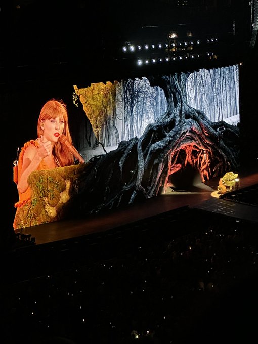 Taylor Swift played my favorite song of ALL time as a surprise&hellip; I don&rsquo;t think I&rsquo;ll ever recover from<a href="/tag/santaclaratstheerastour"class="tags"><span>#santaclaratstheerastour</span></a><a href="/tag/rightwhereyouleftme"class="tags"><span>#rightwhereyouleftme</span></a>