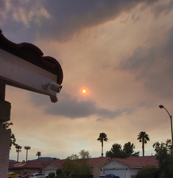 Yo. Las Vegas? Where tf is the fire? The sky is turning the sun red.🤔🫣😳 https://t.co/LL7eBDx6Hm