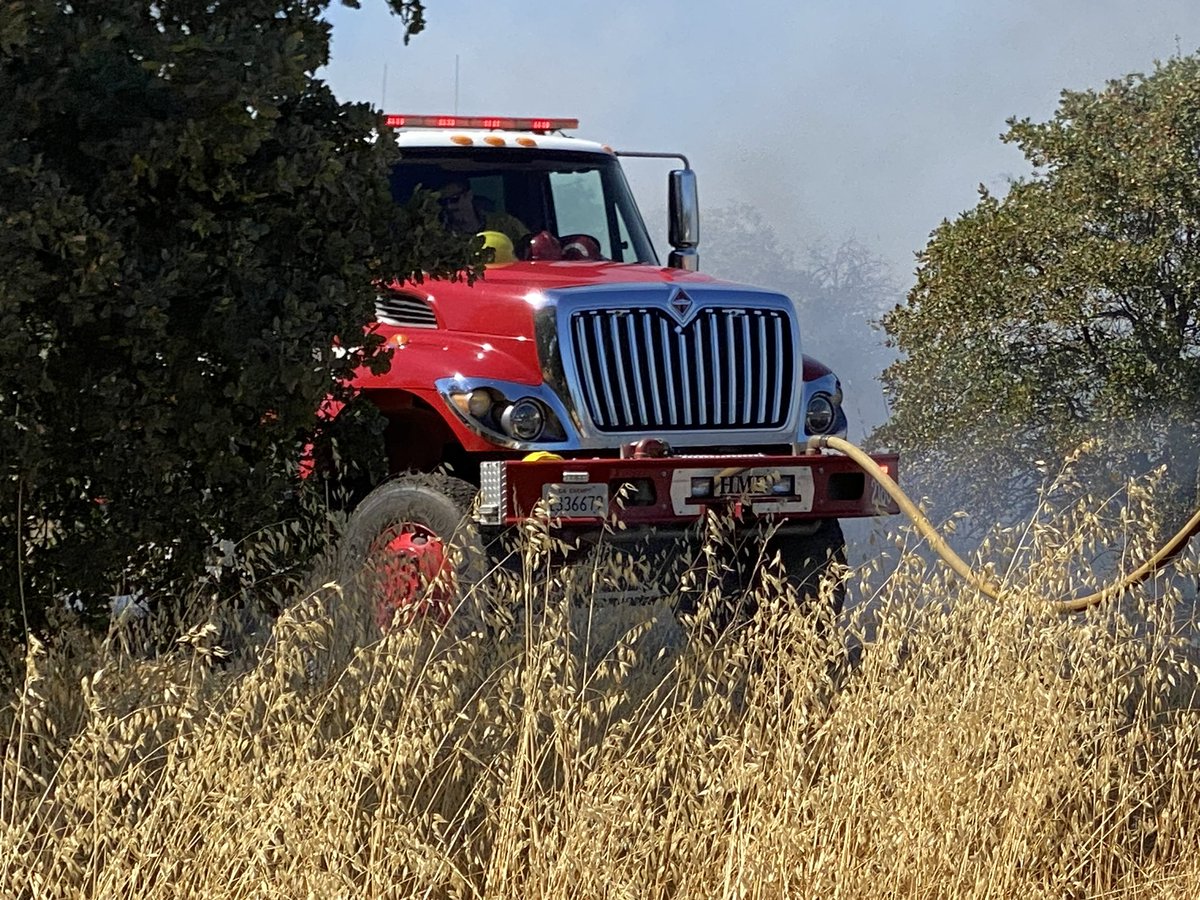 CALFIRE_ButteCo's tweet photo. Crews have contained a vegetation fire in Thermalito. It was started by a mower in tall grass near 10th Street and Corona Ave. Final size was 0.58 acres and all resources have been released. #FeatherFire https://t.co/MOyShLgIdq