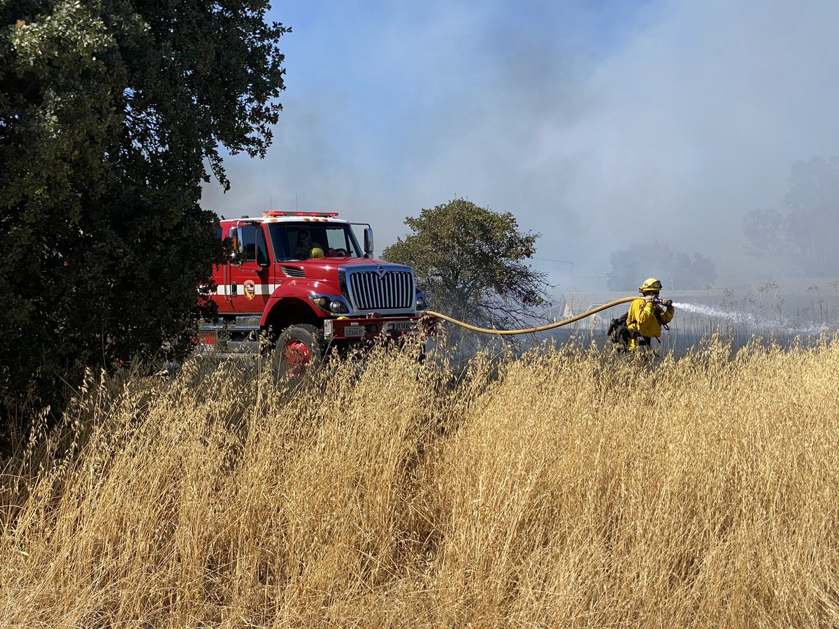 CALFIRE_ButteCo's tweet photo. Crews have contained a vegetation fire in Thermalito. It was started by a mower in tall grass near 10th Street and Corona Ave. Final size was 0.58 acres and all resources have been released. #FeatherFire https://t.co/MOyShLgIdq