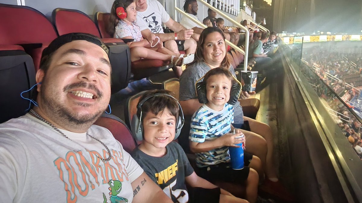 Ginimie's tweet photo. Ready for Hot Wheels Glow Party! #hotwheelsmonstertruckslive https://t.co/1ImNUOeqo2