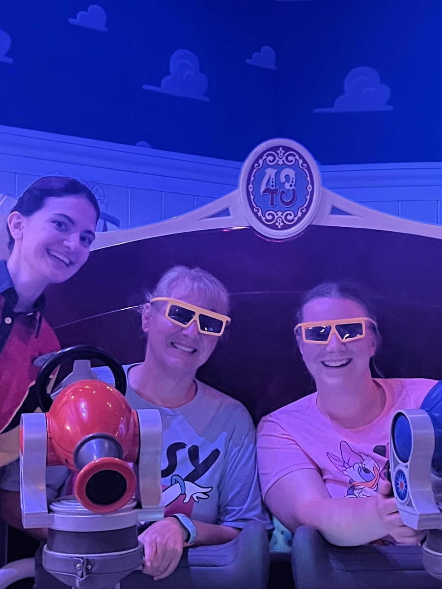 alimarie12's tweet image. Love when Disney cast members have fun too. We love meeting them. Here’s to Asena C #castcomplement @WaltDisneyWorld @DisneyParks