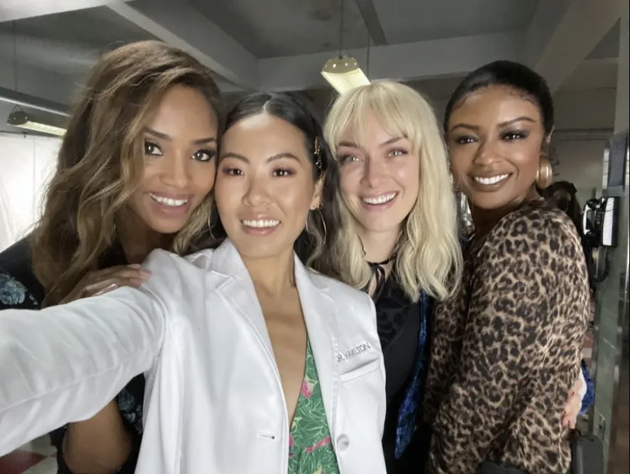 Just look at them 😫 #SaveBatwomam