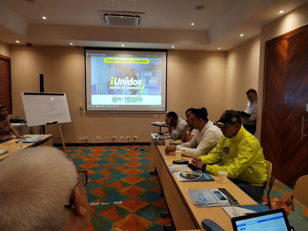 GaulaPolicia's tweet photo. 📍#SantaMarta | En el marco de la estrategia de prevención accionable el Jefe del Área de Atención del Secuestro y la Extorsión de la #DIASE realizó mesa de trabajo con las Directivas de @Asocoldro, dando a conocer la #Línea165 para la denuncia y autoprotección frente al delito. https://t.co/Dx9kjRJUpA