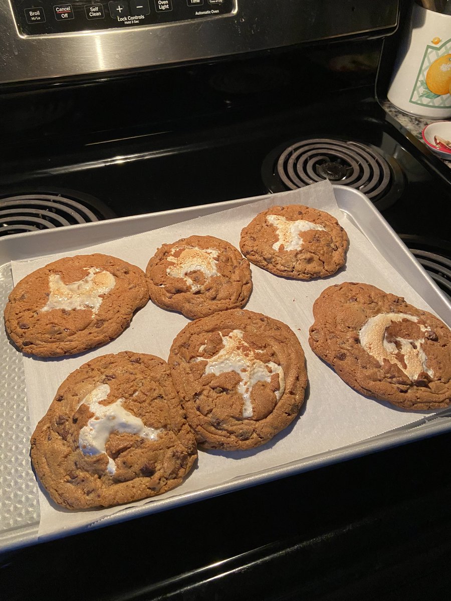 mslucaslearning's tweet photo. Pizza crescent rolls and s’mores cookies for dinner! 🍕🍪
@SEREbulldogs #bulldogs4kindness #SEREproud https://t.co/E5YmFBLcEN