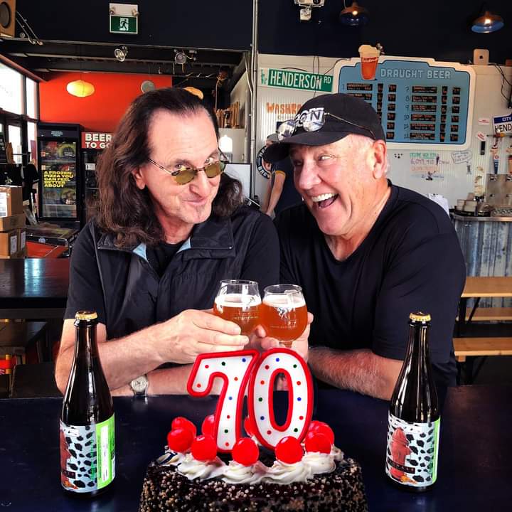 GLFC2112's tweet photo. Geddy and Alex are the best of friends. They celebrating Geddy's 70th birthday with Rush's Signals beer as brewed by Henderson Brewing in Canada.
Cheers to Geddy. Happy birthday!
#RUSH #GeddyLee #AlexLifeson #GeddyLeeDay #RushBeer #SignalsBeer #HappyBirthday https://t.co/qyrAzzLODi