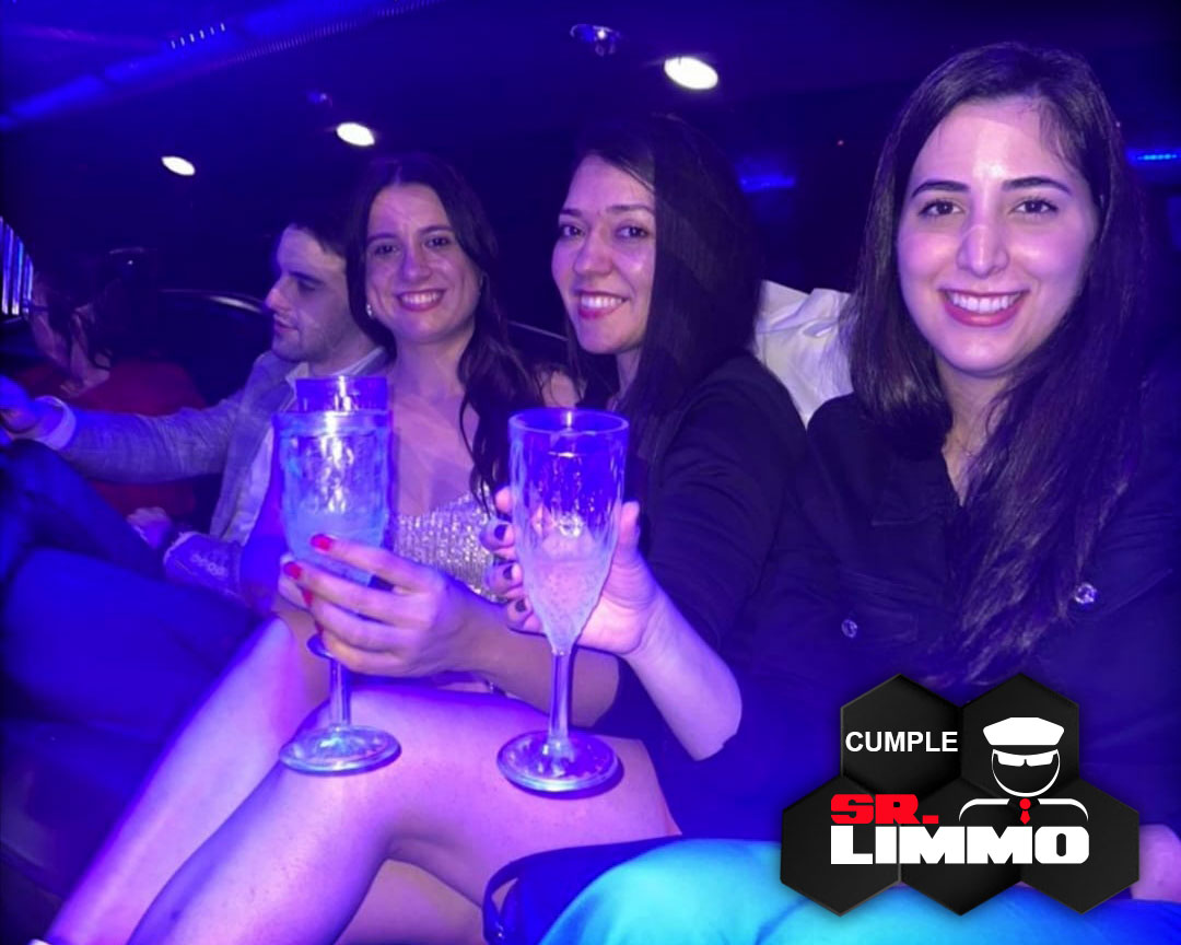 srlimmo's tweet photo. Hace como Susana que festejó su #cumple con un paseo en la #WhiteHummer de SR LIMMO🥳🥂
No dudes en contactar con nosotros al 0982222456
#hummer #limmo #limousine https://t.co/EvwwJhRklj