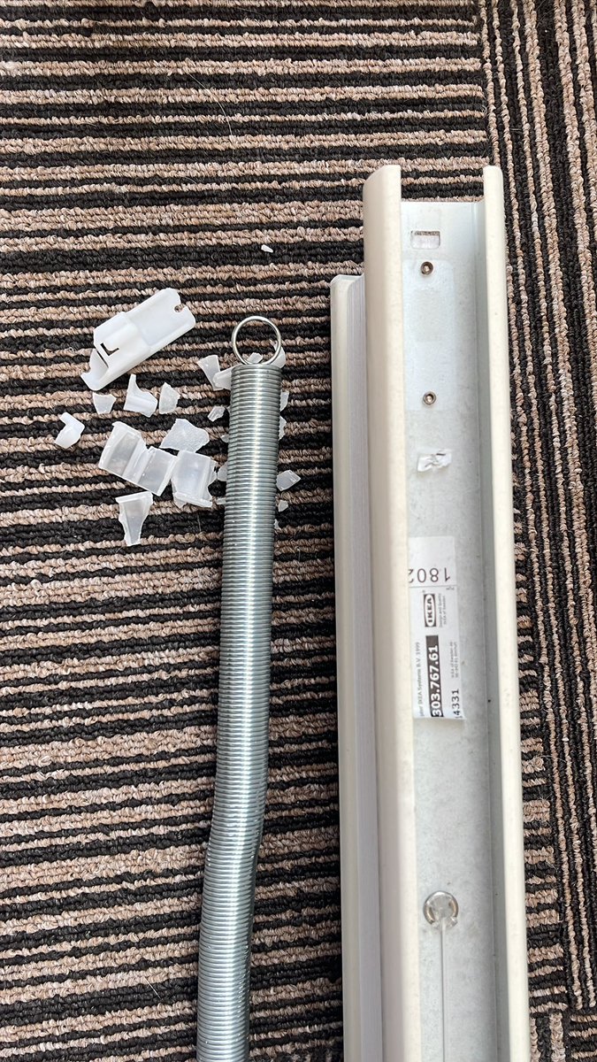 chardonnay_f's tweet photo. 帰宅したらこの猛暑でIKEAの断熱ブラインドの内部が木っ端微塵になってた。高かったのに（泣　このブラインド使ってる人気をつけて！　#IKEA #断熱 #ブラインド https://t.co/uZjayq9uYb
