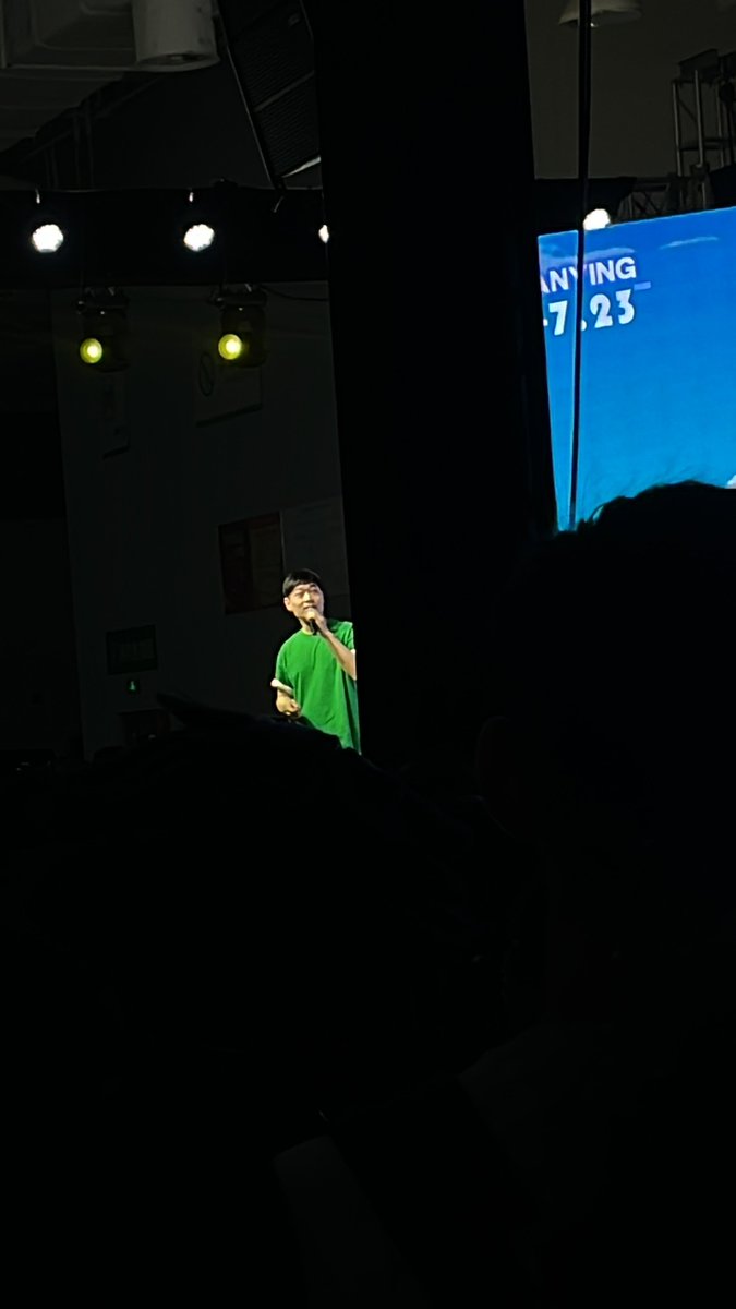 Kiri_0624's tweet photo. 一週間前、好きな声優に会った🥳
やはり本人に会えば興奮しない、遠くないところに立って写真を撮る☝🏻😋
写真は少しぼやけていますが😗 https://t.co/0K7i2Ssm6q