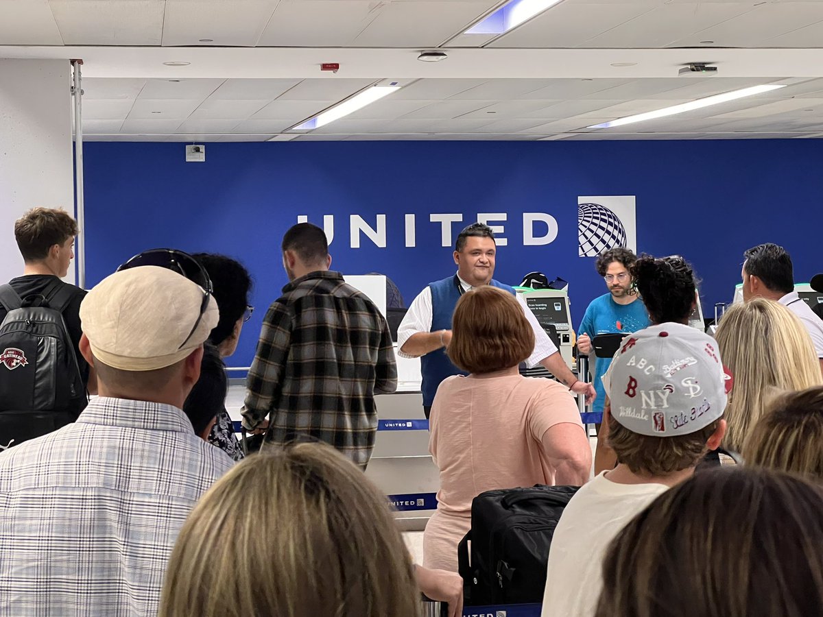 camdenwalker's tweet photo. Contextual update for @PeteButtigieg: •32 hours this @united supervisor reports he and his team have been working @EWRairport
•He announced his team is being verbally abused
•No more hotel rooms available for hundreds of passengers
•A/C has now failed in hour #3 of line https://t.co/AMGggtOOPs