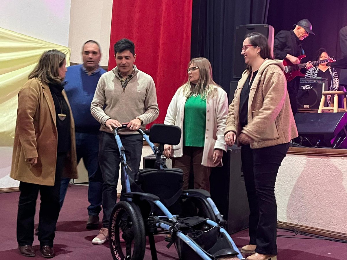 Mides_RN's tweet photo. En el marco de los festejos de San Javier se hizo entrega por parte de la Directora Dptal una silla Anfibia, la cual luego de gestiones realizadas ante la Comisión de Discapacidad se pudo concretar.  Este gesto representa un paso significativo hacia una sociedad más inclusiva. https://t.co/pfxAD0u22U