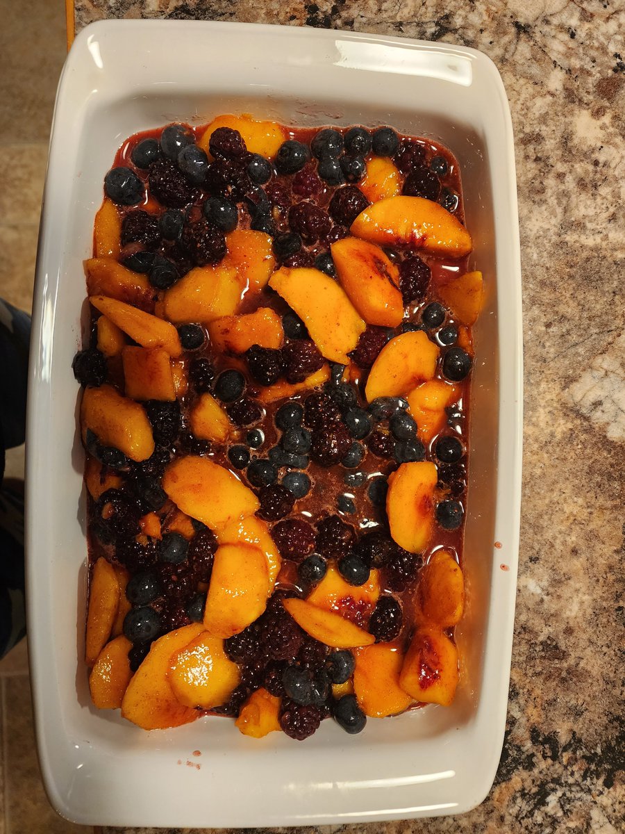 oilyfishhead's tweet photo. @ebeth360 @BakeoffJudge 
Peaches, blackberries, blueberries with cookies on top,
#twitterbake https://t.co/wYx1olcoXX