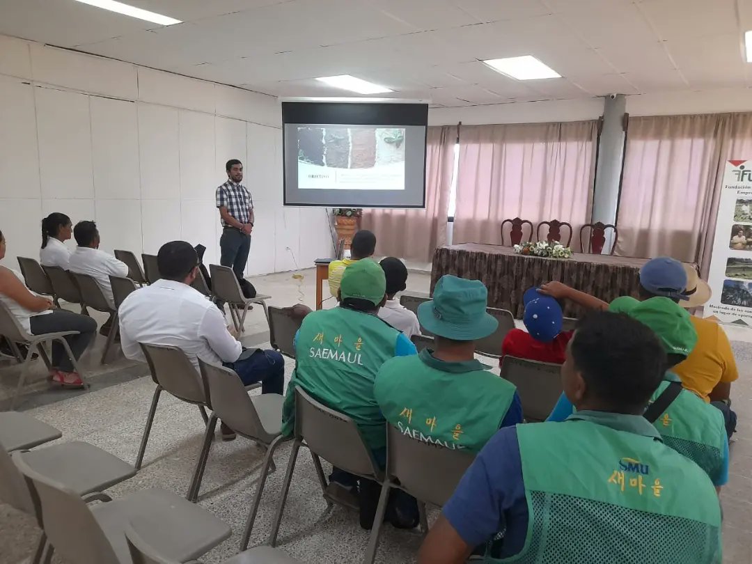 saghonduras's tweet photo. En el marco de la #FeriSAG_Siguatepeque se desarrolló la capacitación "Fertiliza y nutre bien tu cultivo con base en el análisis de suelo", impartido por el ingeniero, Marcos Padilla, del Laboratorio Químico Agrícola de la #FHIA. https://t.co/2JWJIpgQlD