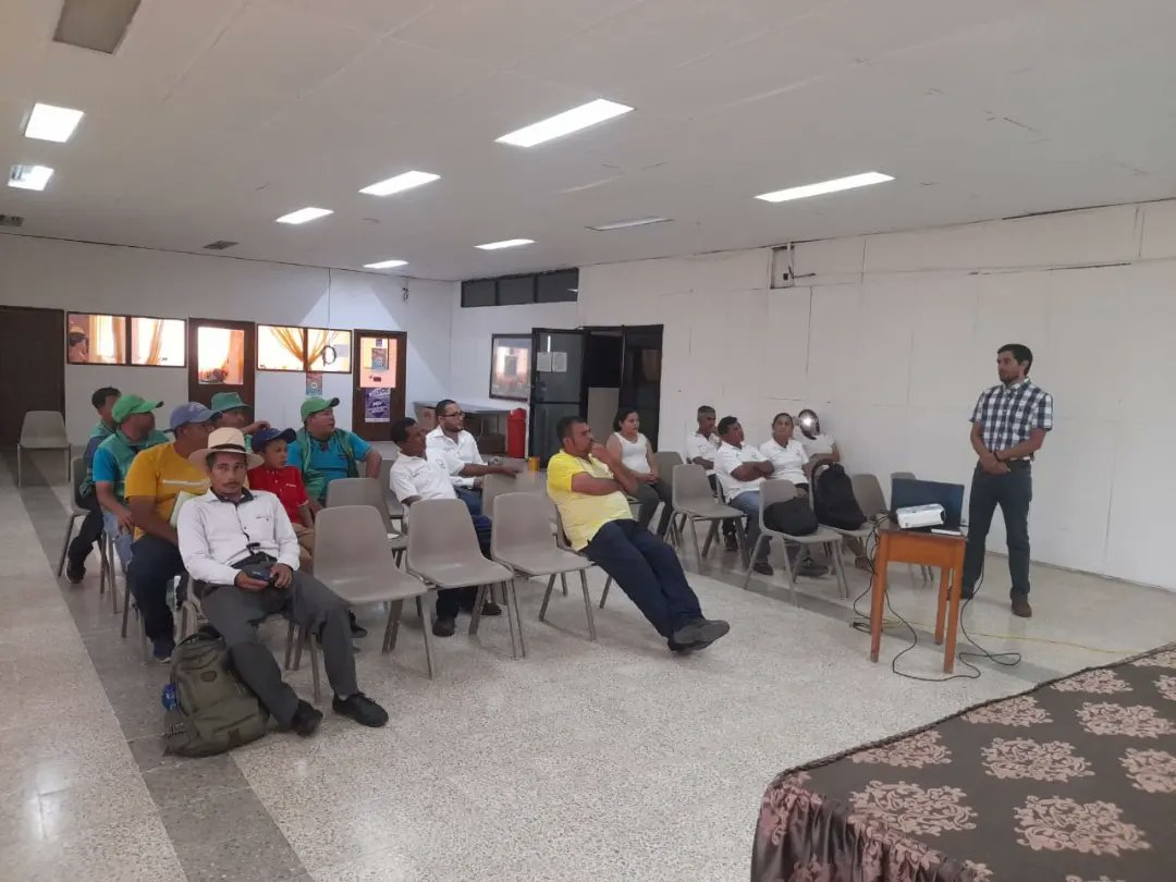 saghonduras's tweet photo. En el marco de la #FeriSAG_Siguatepeque se desarrolló la capacitación "Fertiliza y nutre bien tu cultivo con base en el análisis de suelo", impartido por el ingeniero, Marcos Padilla, del Laboratorio Químico Agrícola de la #FHIA. https://t.co/2JWJIpgQlD