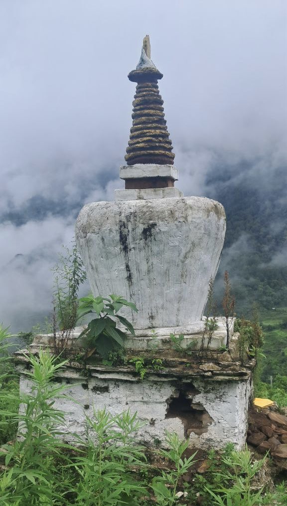 TashidelekN's tweet photo. #Chorten #desecrate
Hindus don’t desecrate Mandhirs, Christians don’t desecrate Churches, Muslims don’t desecrate Mosques, then what is wrong with Bhutanese Buddhists? Shameless desecrating #chortens
(Wake up #RBP) https://t.co/Ao6lXSrkci