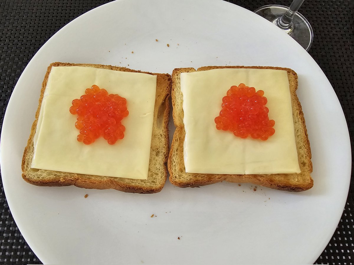 masch3980's tweet photo. Man gönnt sich ja sonst nichts. 😀

#Toast #Caviar #Frühstück https://t.co/5LChetRogh