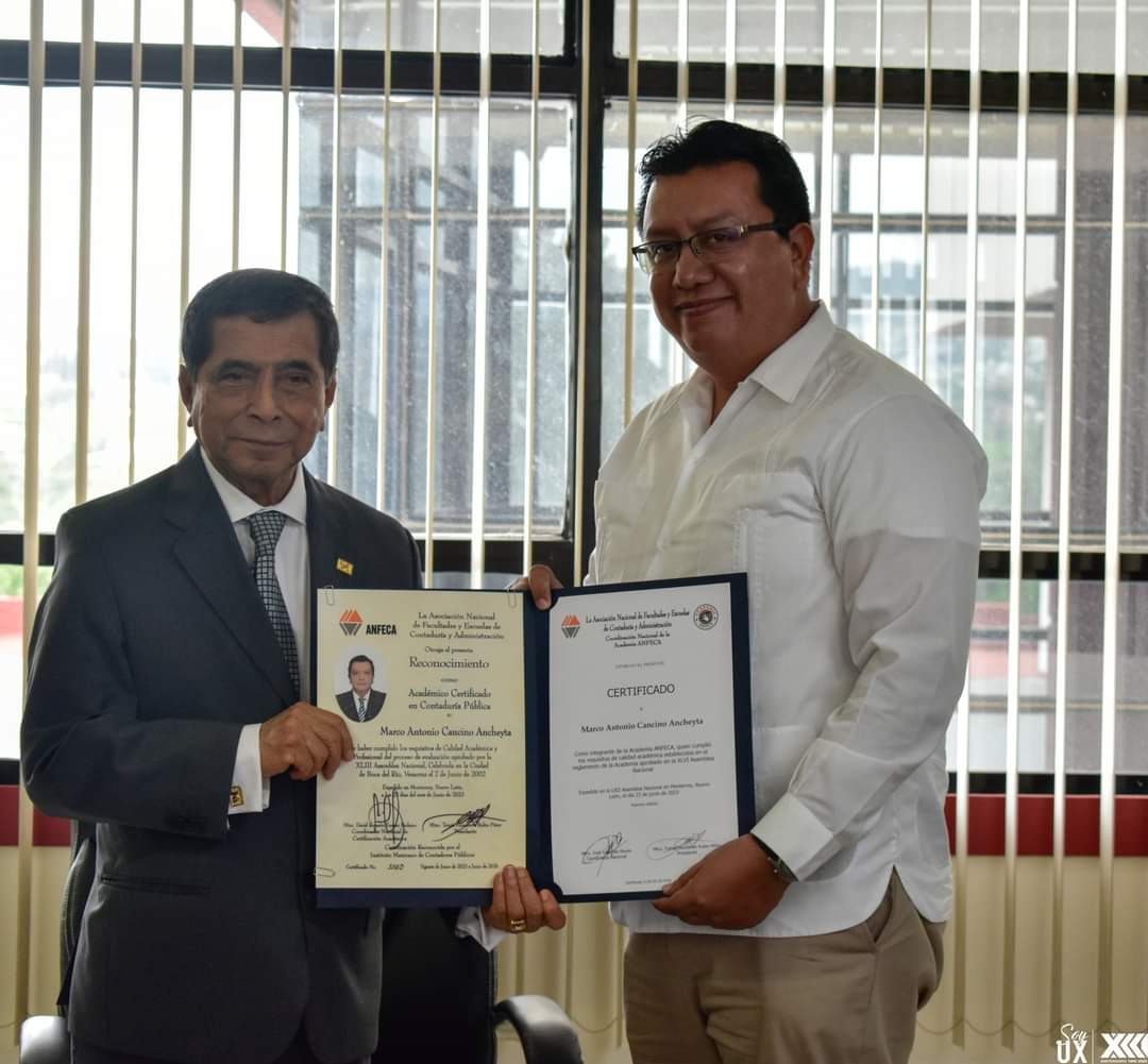 CANCINO79's tweet photo. Recibiendo certificación ANFECA por parte del rector de la @UXoficial https://t.co/G7BrLMEgKl