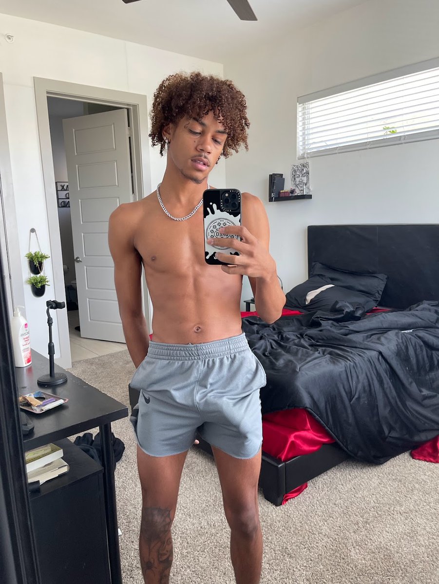 derrickjasonnn's tweet photo. Don't look away now 😘 https://t.co/fsBEl2nkwf