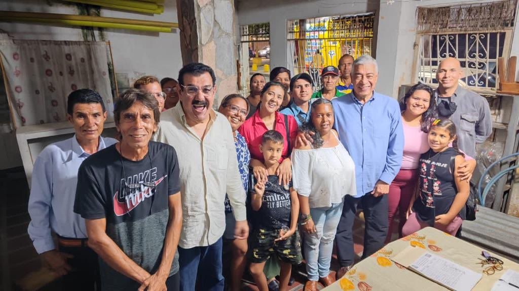 claudioefermin's tweet photo. Con el equipo de la parroquia Miguel Peña, preparando el proceso de elecciones internas de la Seccional del Sur de Valencia de @SPVSoluciones 

#SolucionesEsDemocracia
#SomosSoluciones https://t.co/ZefwEFfiGJ