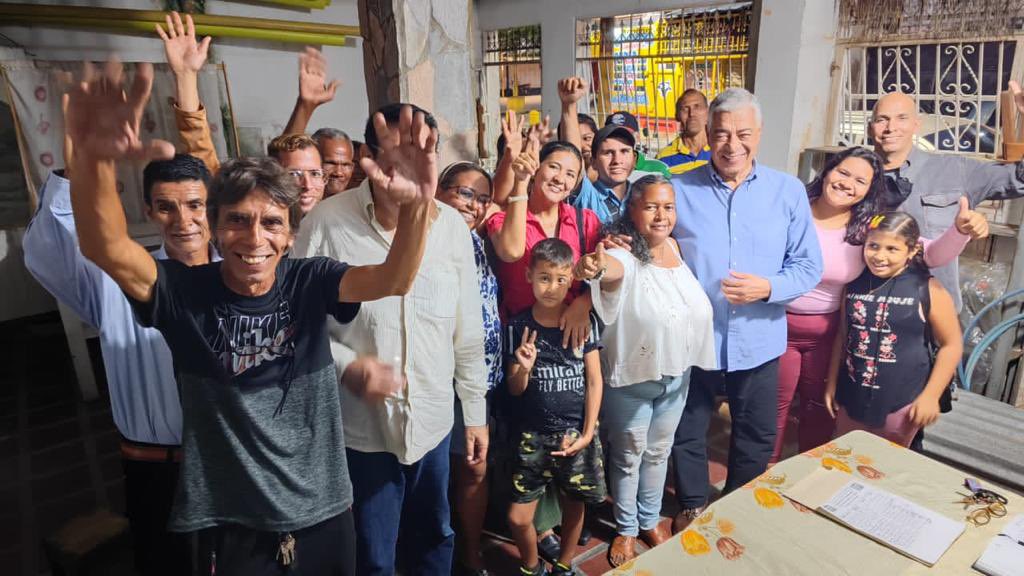 claudioefermin's tweet photo. Con el equipo de la parroquia Miguel Peña, preparando el proceso de elecciones internas de la Seccional del Sur de Valencia de @SPVSoluciones 

#SolucionesEsDemocracia
#SomosSoluciones https://t.co/ZefwEFfiGJ