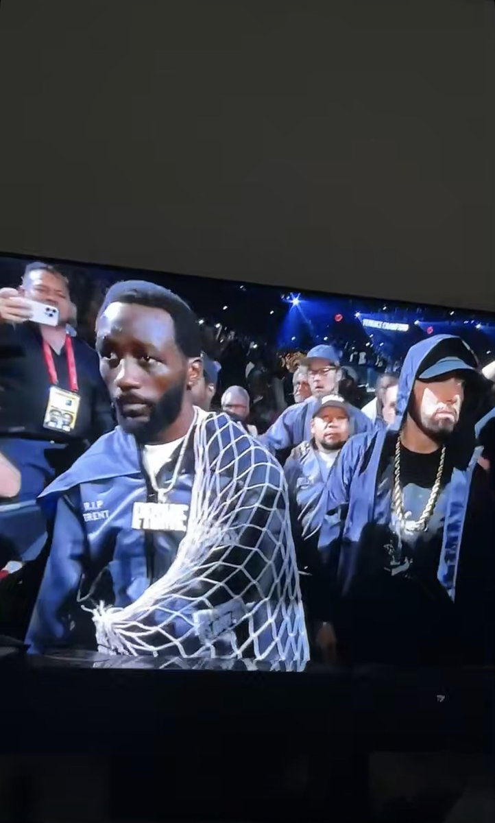 Terence Crawford came out dressed like a Brugal Extra viejo