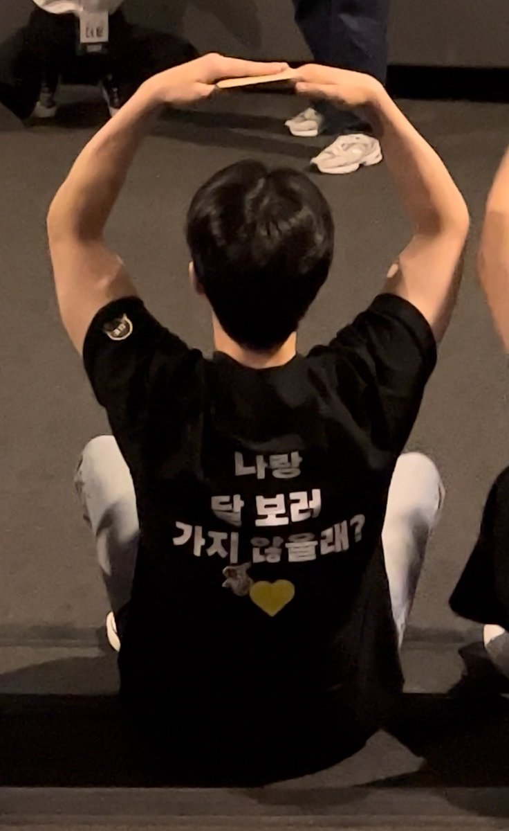 _930112_D's tweet photo. 군대가기 전에 봤던 경수가 아님ㅋㅋㅋㅋ 요즘 운동 많이 한다더니 뒷모습 듬직한거봐 팔뚝 뭐야 https://t.co/RfZBgWOs53