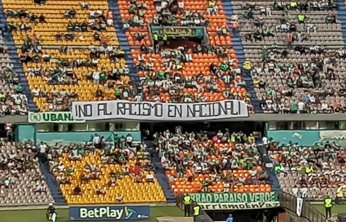 sues38's tweet photo. Esta nefasta y arrogante dirigencia manda a quitar un trapo portador de un mensaje insignia de la @FIFAcom @CONMEBOL  NO AL RACISMO! https://t.co/6zwlf9qRYa