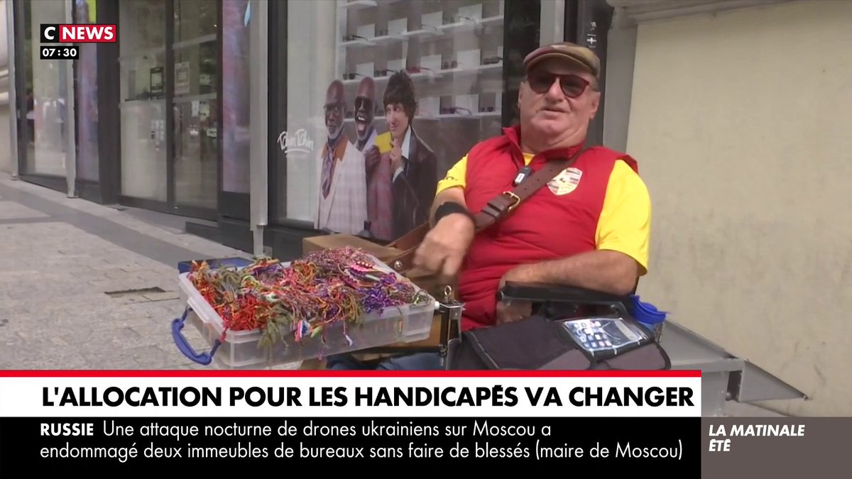 Cet homme est obligé de faire la manche dans la rue.
On lui a coupé l'allocation d'adulte handicapé. juste car il est en couple avec 1 personne valide.
Pendants ce temps, nous faisons rentrer, encore des immigrés à qui nous donnons un foyer, que nous nourrirons, et soignons 😡😡