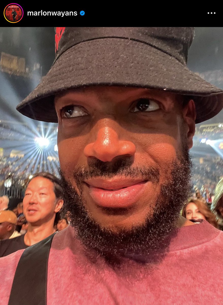 Marlon Wayans clowning Evander Holyfield ear at Errol Spence fight 🤣😭