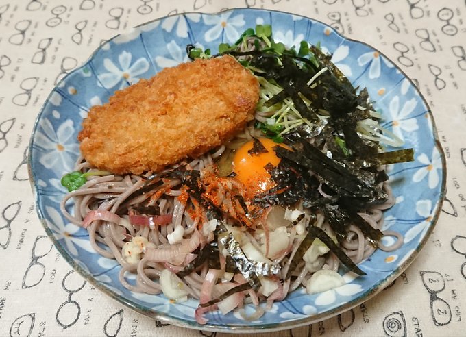 昼食。コロッケそば。