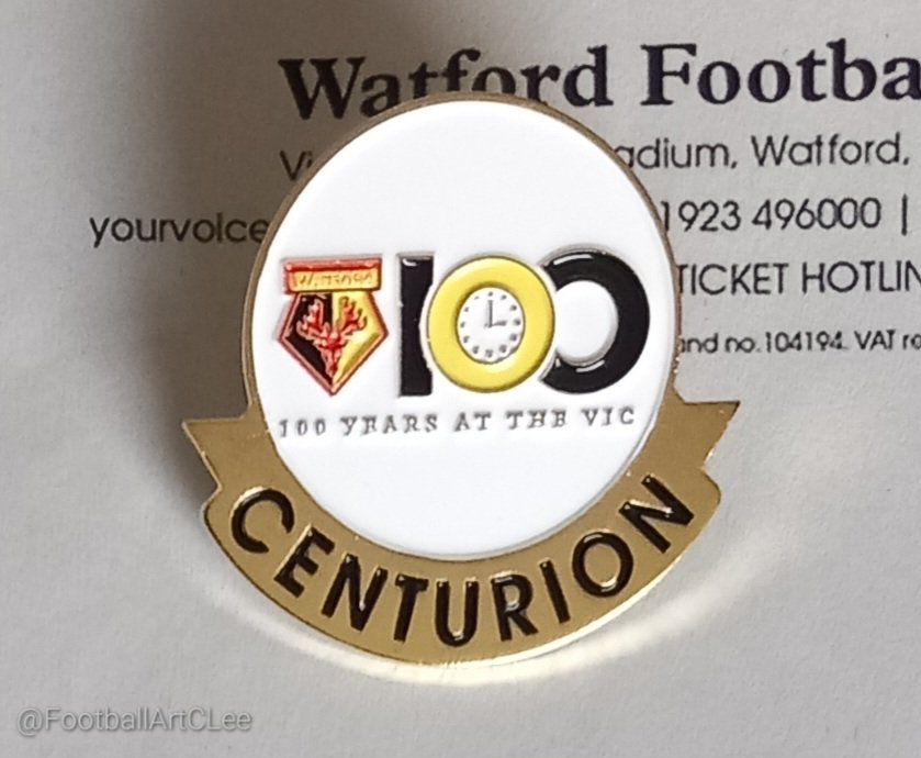FootballArtCLee's tweet image. Giveaway!

#WatfordFC centurion badge, sent to me by the club in 2022. To enter:

RT this tweet 
Follow me

Will draw the winner after it reaches 100 retweets.

I'd like a #Hornets fan to own it, that's why I'm giving it away.

#wfc @LBliss8