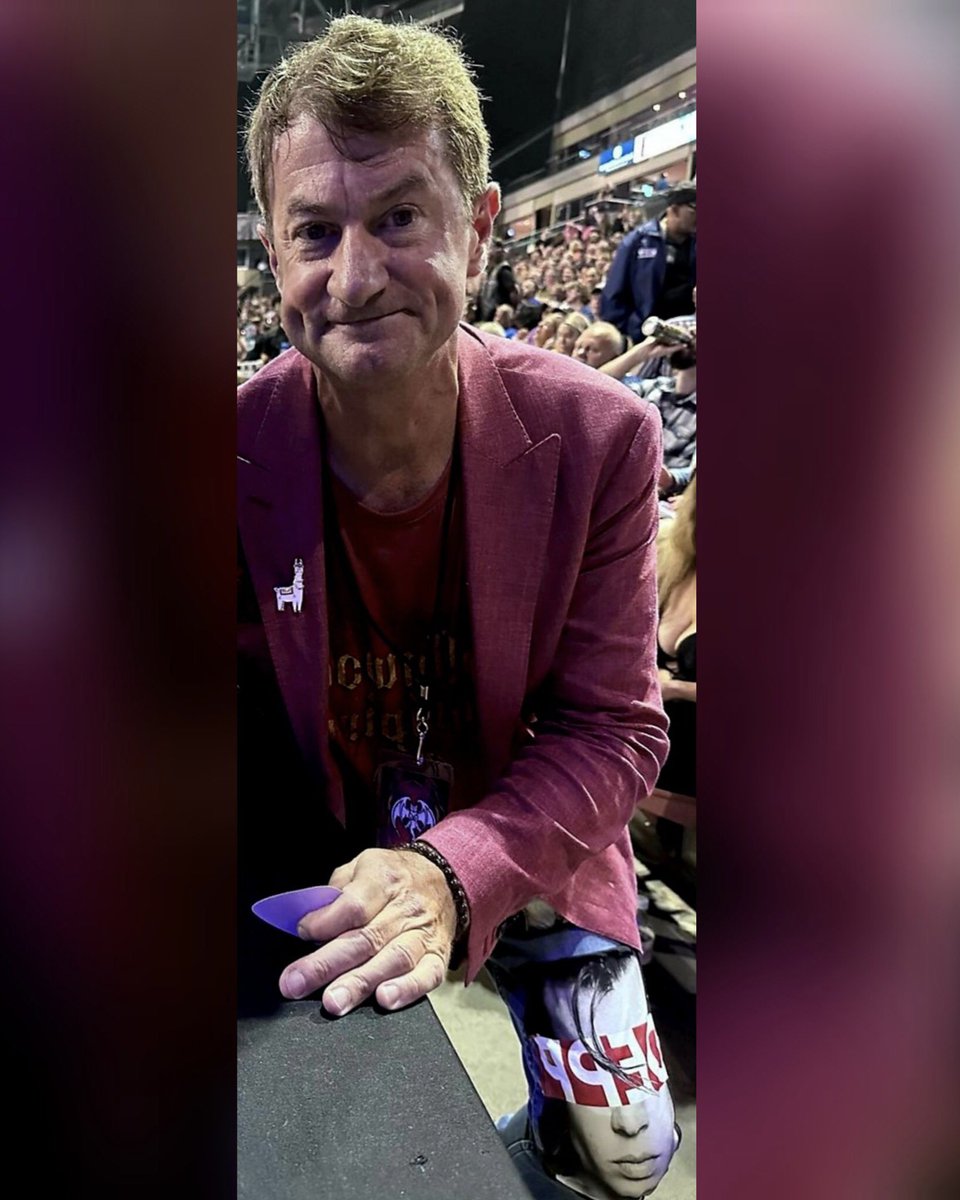 BowerxDepp's tweet photo. Ben Chew wearing a Hollywood Vampires merch with an alpaca (Johnny’s favorite animal and his good luck charm) pin and a Johnny Depp pair of pants while attending tonight’s show. I love this man so much. an extremely talented lawyer who’s also a good man and a true friend. legend. https://t.co/iLmWs36Xto