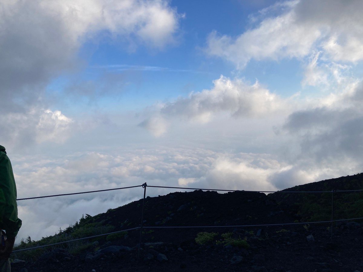 4103137's tweet photo. 富士山の頂上で🗻
ご来光を見ることが、できました☀️ https://t.co/qJYaXyd0UZ