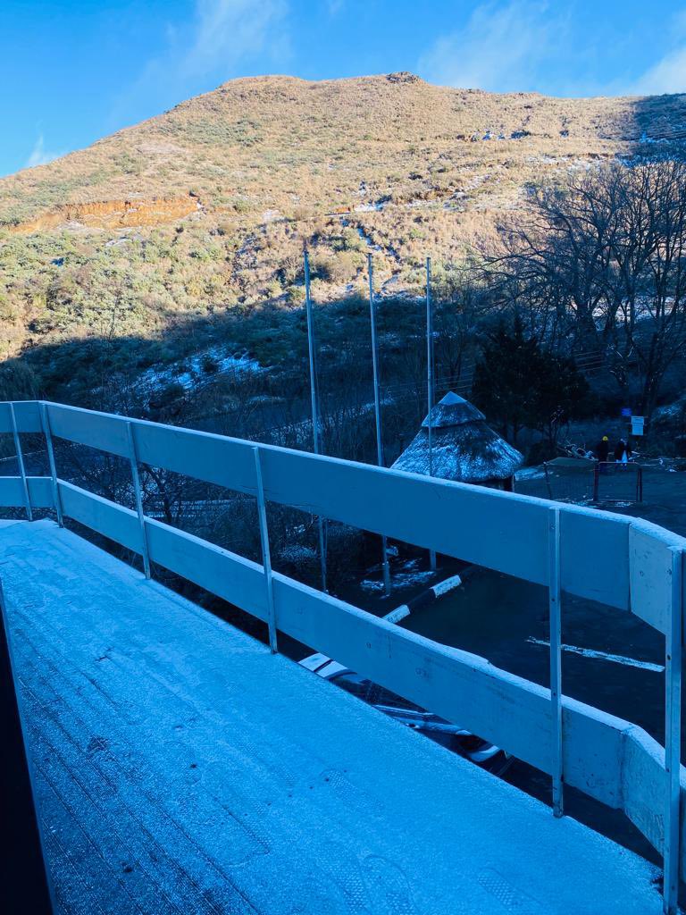 MolimoNthuse's tweet photo. Another weekend of cold weather with a bit of snow, missed out on seeing snow, come drive passed us, to Thaba Putsoa experience the Lesotho 🇱🇸 Snow fall again. When driving back come and enjoy lunch or drinks by our Iconic Bar! https://t.co/gMsPdugNbx