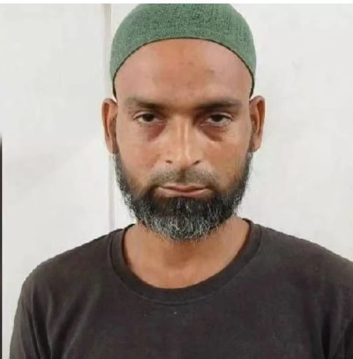 ये दरिंदा मोहम्मद फहीम है।

इसने 4 साल की मासूम बच्ची के होंठ-गाल , चेस्ट पर काटने के बाद रेप किया था।

इसके नाखूनों में बच्ची का खून भरा मिला था।

अब 77 दिन के अंदर कोर्ट ने इसे फांसी की सजा सुना दी है।

मामला उत्तर प्रदेश के बुलंदशहर का।