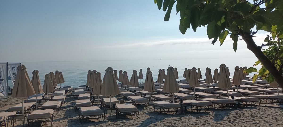 Maria_Giannouli's tweet photo. Έτσι ξεκίνησα σήμερα. Και τελείωσα με μια υπέροχη βουτιά. #Platamon #PlatamonKastro #Gallaria #χαλαραbeachbar https://t.co/5xmF54gAuI
