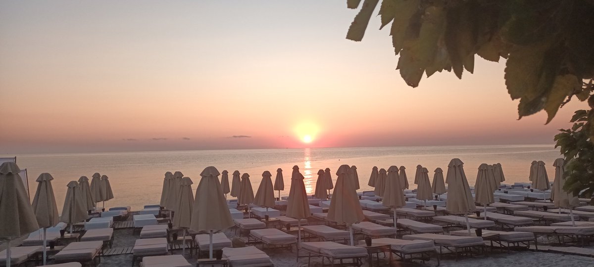 Maria_Giannouli's tweet photo. Έτσι ξεκίνησα σήμερα. Και τελείωσα με μια υπέροχη βουτιά. #Platamon #PlatamonKastro #Gallaria #χαλαραbeachbar https://t.co/5xmF54gAuI