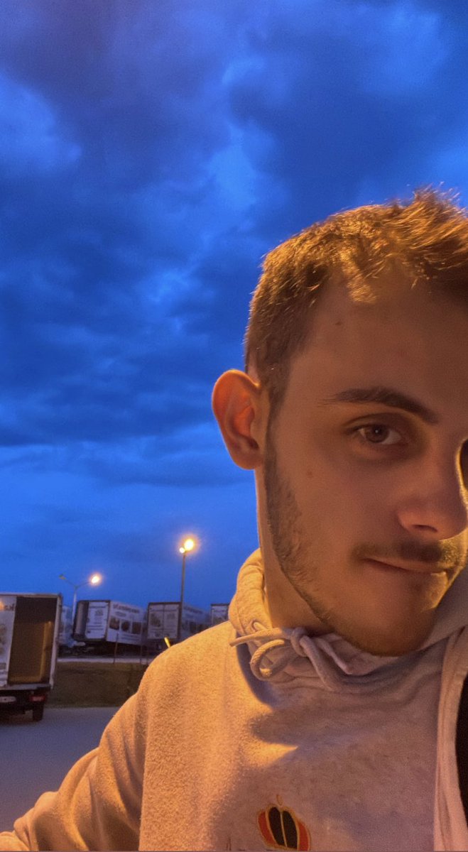 dristvanrendel's tweet photo. hajnali munkák után mindig azt érzem, hogy annyi erő van bennem, hogy bármit megcsinálok, ez addig tart, ameddig le nem ülök, azonnal elalszom😆😃 https://t.co/2YatLOOrZq