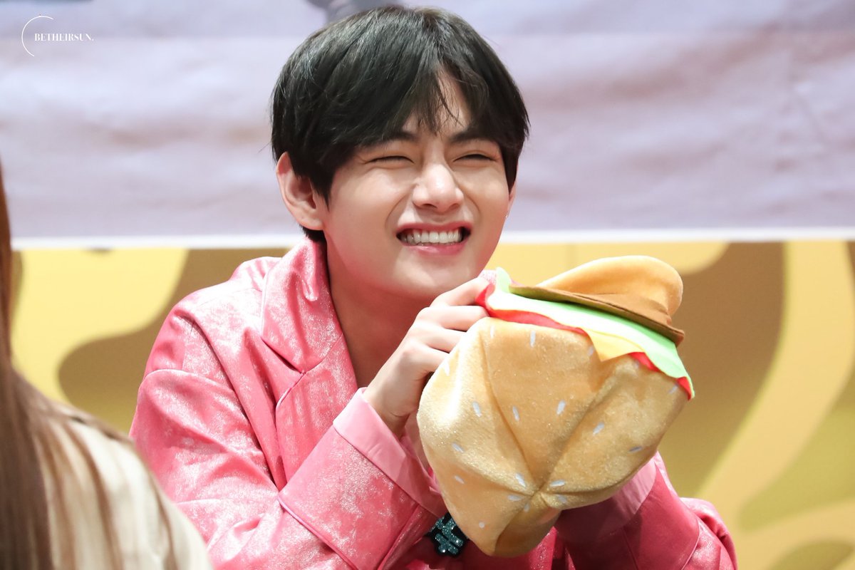 smol_kia's tweet photo. RT and REPLY 
WE LOVE YOU TAEHYUNG https://t.co/rqJ2lwtXqG