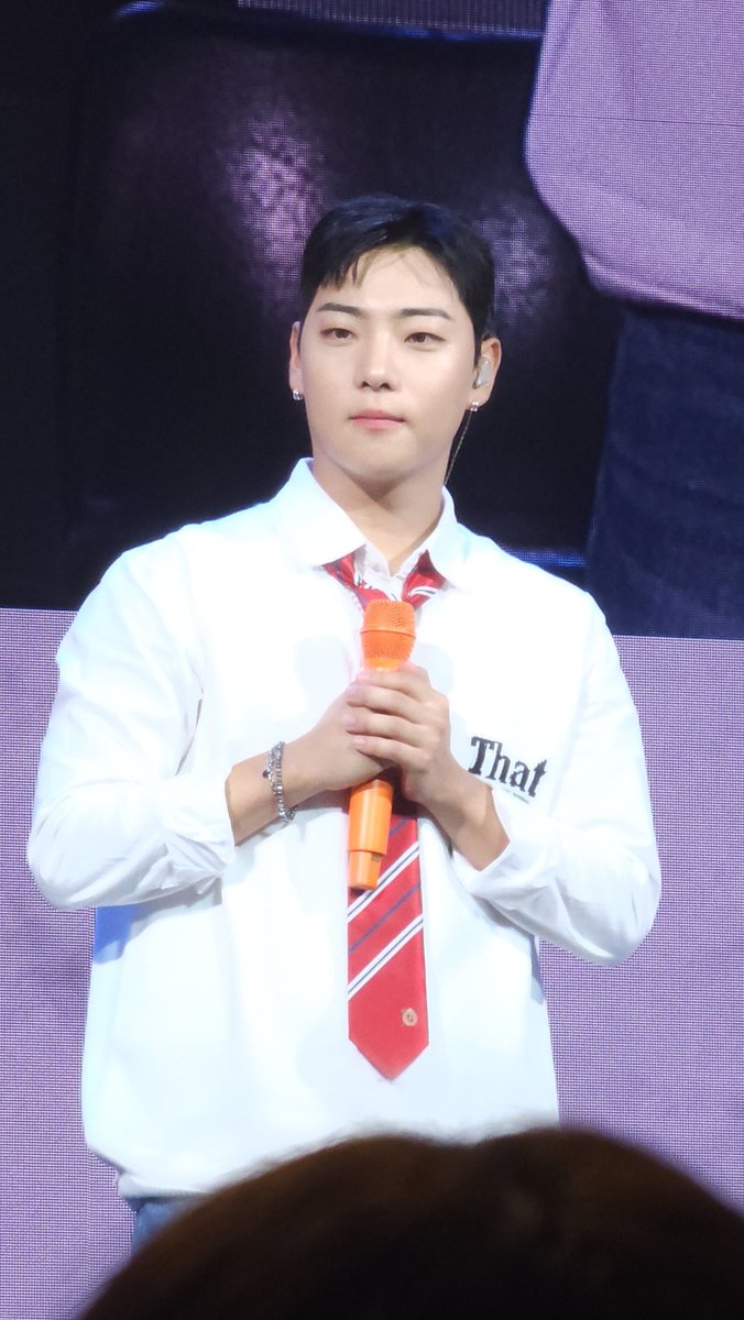 c_k_switch's tweet photo. 니눈빛 https://t.co/fzLu0RKXgp