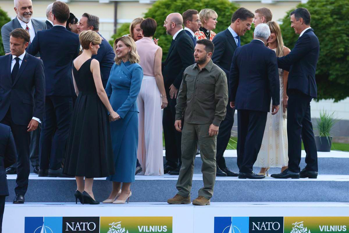 This picture clearly tell us why the Ukrainian president is standing alone.
The New World Order is gradually changing the course.