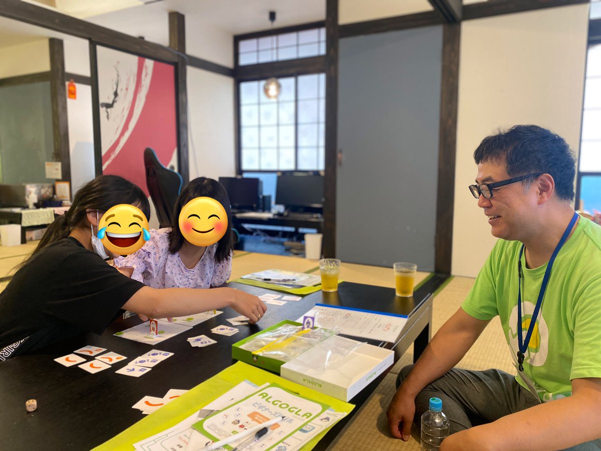 kodomoniigata's tweet photo. 本日は、ボードゲーム「ALGOGLA(アルゴグラ)」で遊ぼう!#algogla @algogla
ボードゲームを活用しプログラミングについて楽しく学んでいます✏️🌻
子ども食堂で遊べるよう、ボードゲームのご寄付も頂きました☺️✨ありがとうございました!#地球の子供食堂と宿題cafe https://t.co/7B4kZvneht