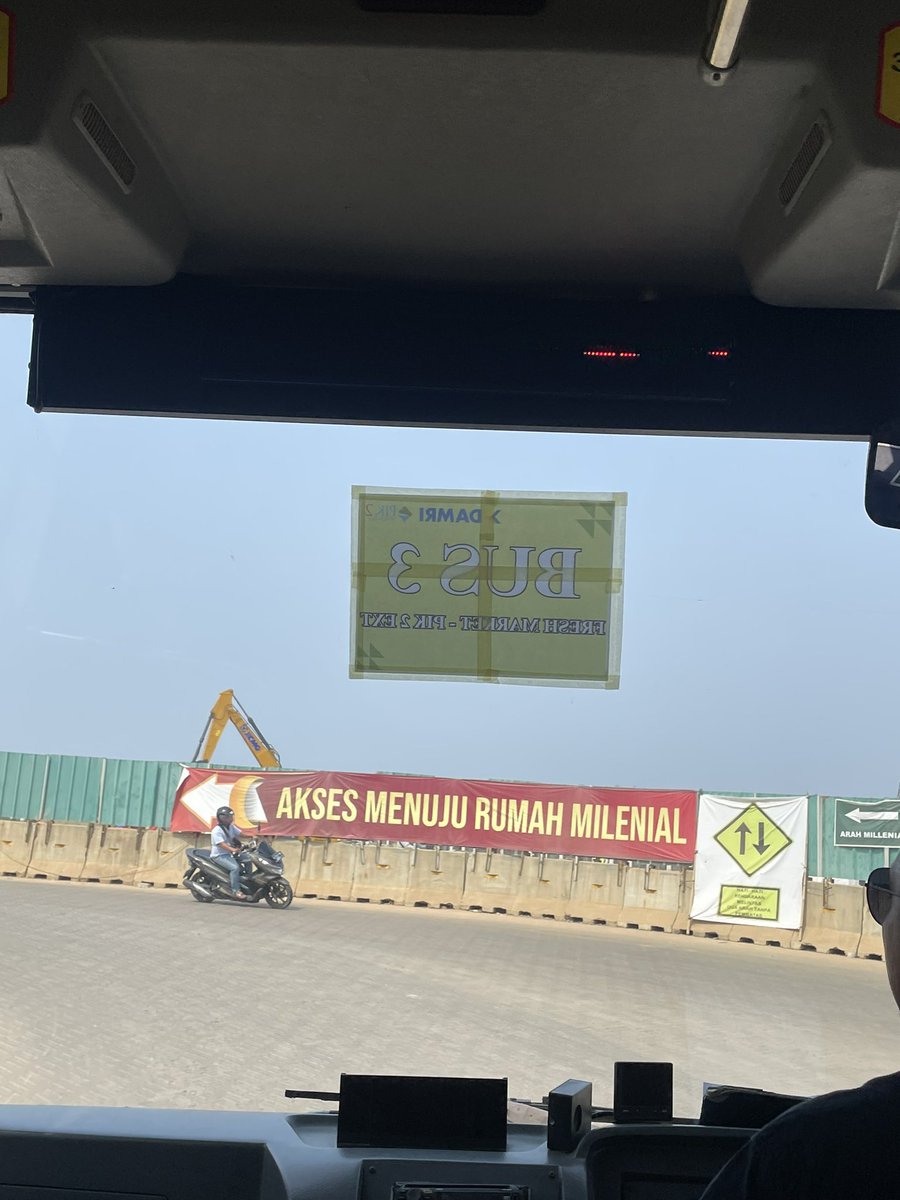 adriansyahyasin's tweet photo. Kemaren abis kesana naik satu-satunya transportasi umum yang ada buat ke kawasan mILeNiAl dan terkejut melihat sudah banyak yang rela buat tinggal di rumah cluster harga 3M di ujung Teluk Naga yang jaraknya 42 km dari pusat Jakarta

And of course the class segregatjon they’ve made. Truly horrible just by looking at the Berlin Wall they made to separate themselves from the actual original people who lived there