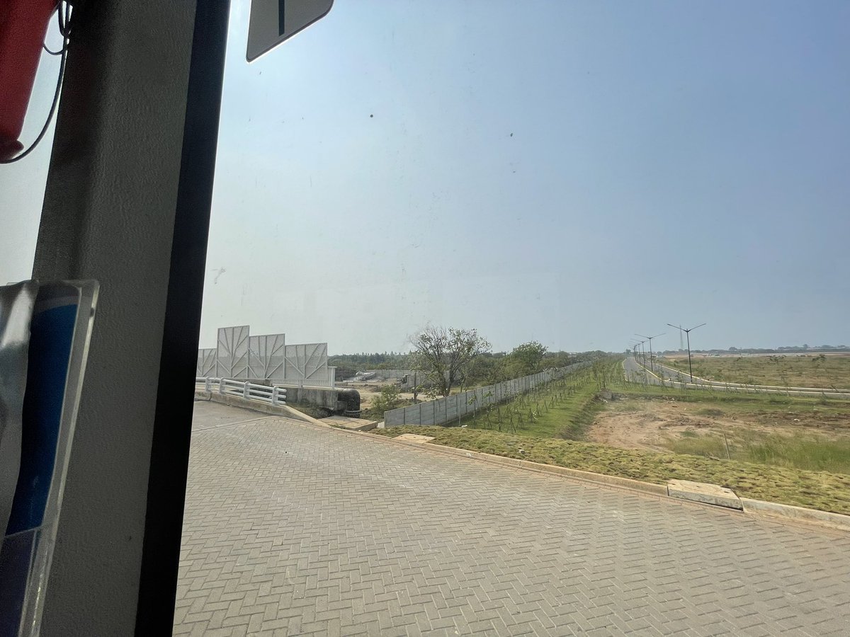 adriansyahyasin's tweet photo. Kemaren abis kesana naik satu-satunya transportasi umum yang ada buat ke kawasan mILeNiAl dan terkejut melihat sudah banyak yang rela buat tinggal di rumah cluster harga 3M di ujung Teluk Naga yang jaraknya 42 km dari pusat Jakarta

And of course the class segregatjon they’ve made. Truly horrible just by looking at the Berlin Wall they made to separate themselves from the actual original people who lived there